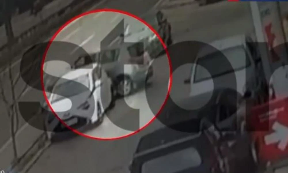Τρελή πορεία ΙΧ στη Λεωφόρο Βουλιαγμένης- Σε βίντεο η στιγμή που το αυτοκίνητο πέφτει σε μπάρες